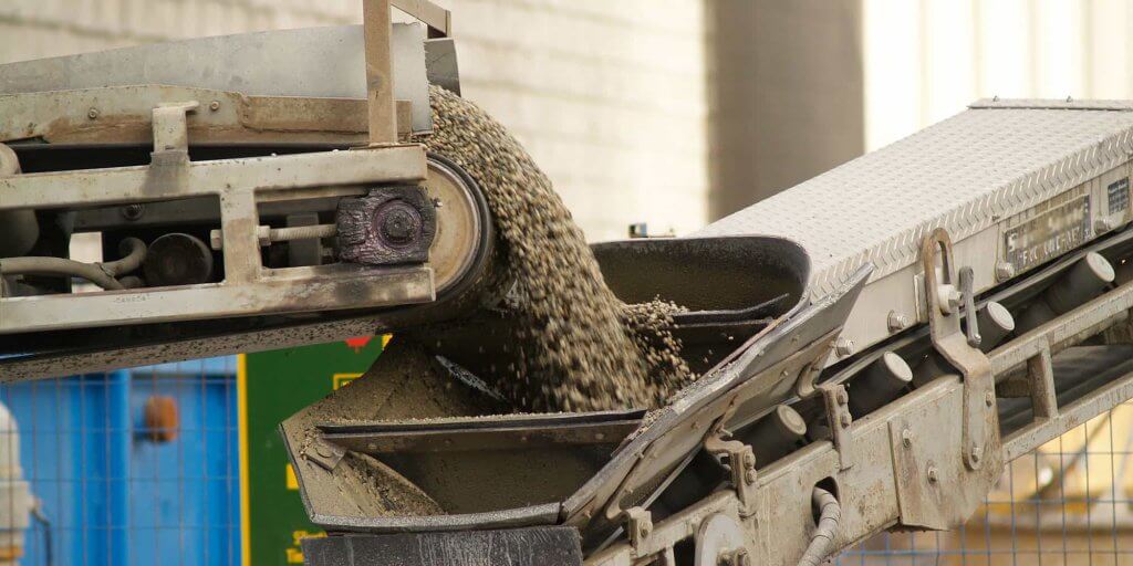 A belt conveyor on a cement mixer.