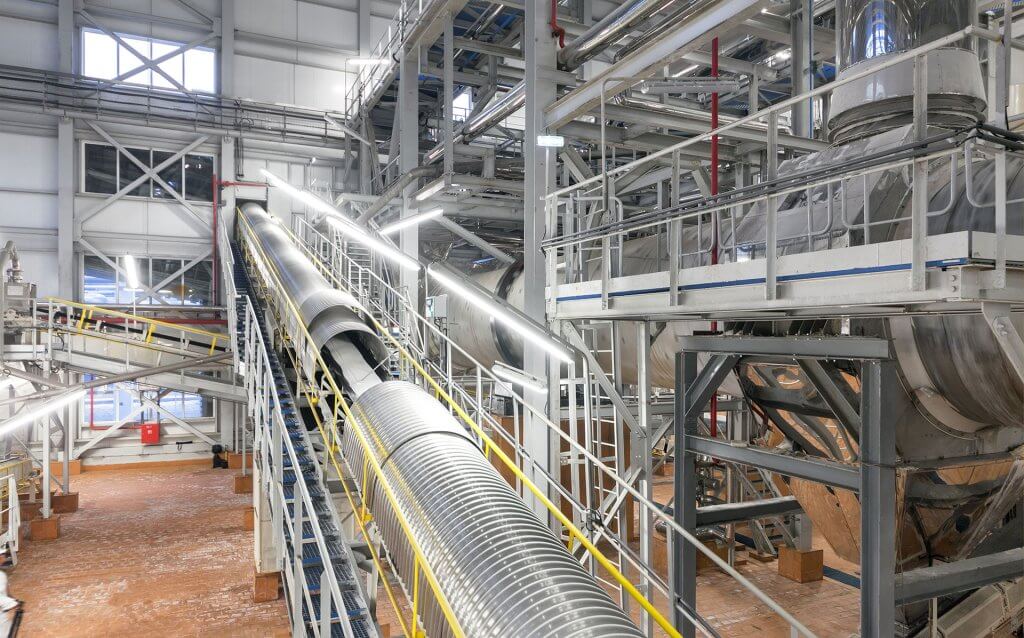 Drag chain conveyor inside a chemical plant